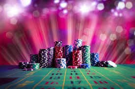 Player mengakses Live Casino dengan dealer nyata dari ajslot88 lewat smartphone